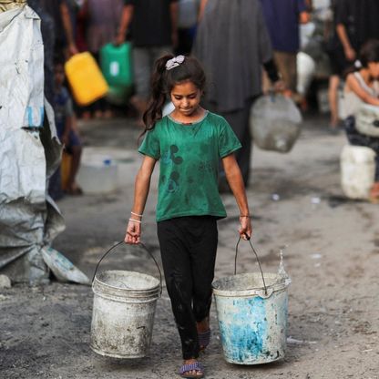 تحت حصار إسرائيل.. حرارة الصيف والعطش يدفعان سكان غزة لشرب مياه ملوثة