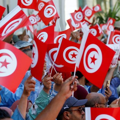 وسط توتر متصاعد.. مؤيدو الرئيس التونسي يحتجون ضد اتحاد الشغل
