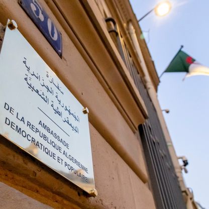 فرنسا تعتزم طرد 12 موظفاً بالسفارة الجزائرية وتستدعي سفيرها بالجزائر