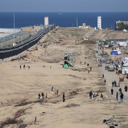 "رويترز": تعزيزات عسكرية مصرية على الحدود مع تلويح إسرائيل باجتياح رفح