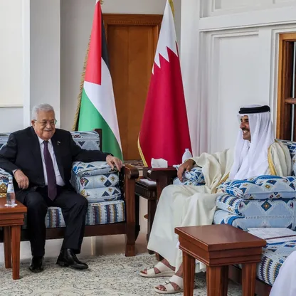 مصادر لـ"الشرق": عباس بحث مع أمير قطر فرص وساطة الدوحة بين "فتح" و"حماس"