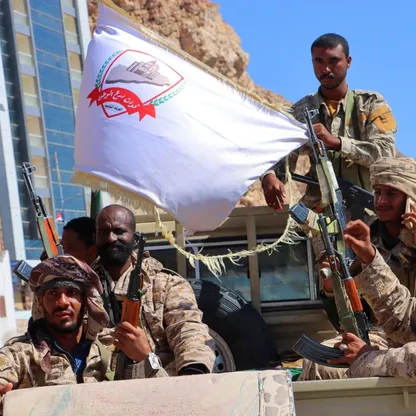 اليمن.. العليمي يعلن نجاح "استلام المعسكرات" في حضرموت والمهرة