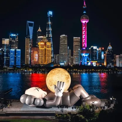 "بوصلة الضوء" بين أبوظبي والعين منحوتات من نور لفنانين عالميين