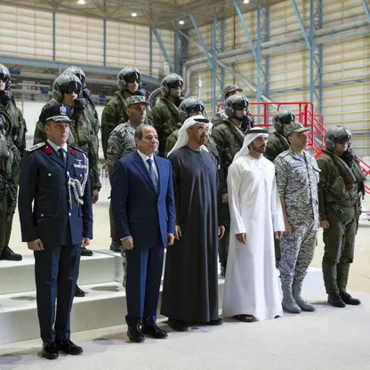 محمد بن زايد والسيسي يتفقدان "مفرزة مقاتلات مصرية" متمركزة في الإمارات