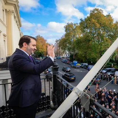 الشيباني يرفع العلم السوري فوق سفارة دمشق في لندن بعد إغلاقها 14 عاماً