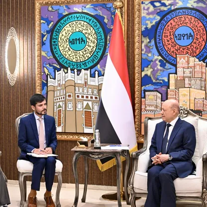 العليمي: أمن البحر الأحمر مسؤولية يمنية ودولية مشتركة.. والحوثيون يهددون الملاحة