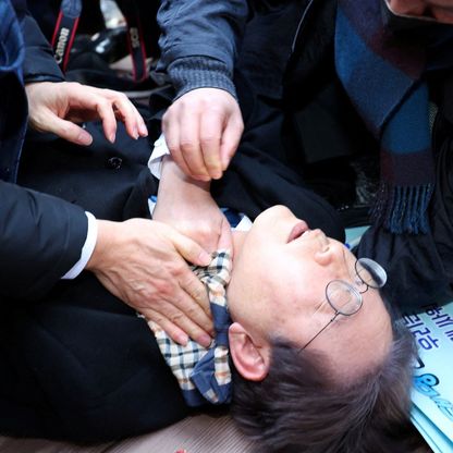 كوريا الجنوبية.. زعيم المعارضة يتعرض للطعن في الرقبة بمدينة بوسان