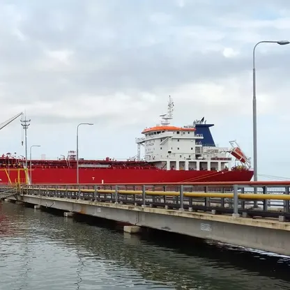 فشلت في كسر الحصار الأميركي.. ناقلة نفط خاضعة لعقوبات تعود لهرمز بعد يوم من عبورها