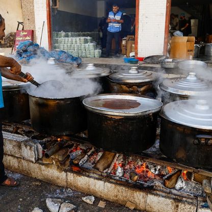 "ليس لدينا ما نبيعه"... أرفف خاوية في متاجر جنوب غزة