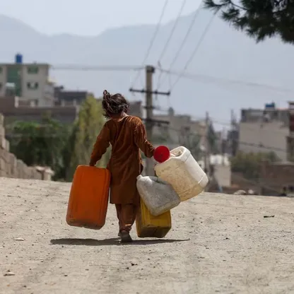 أفغانستان.. جفاف آبار كابول يدفع أطفال المدارس إلى طوابير المياه
