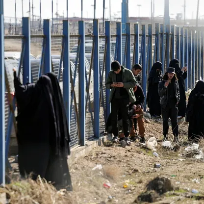 ينتمون لـ61 دولة.. العراق ينشر جنسيات عناصر "داعش" المنقولين من سوريا