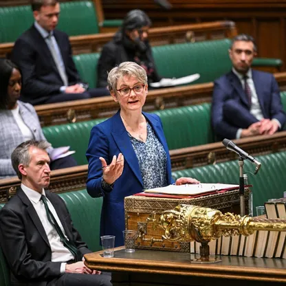 بريطانيا تستدعي السفير الإيراني احتجاجاً على "جر الشرق الأوسط إلى صراع أوسع"