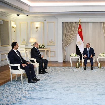 السيسي مستقبلاً خليفة حفتر: استقرار ليبيا أمن قومي لمصر