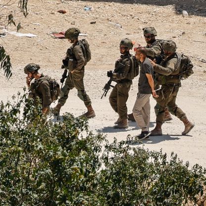جيش إسرائيل يستغل الفلسطينيين "دروعاً بشرية".. جنود يكشفون "بروتوكول البعوضة"