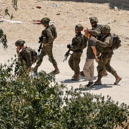 جيش إسرائيل يستغل الفلسطينيين "دروعاً بشرية".. جنود يكشفون "بروتوكول البعوضة"
