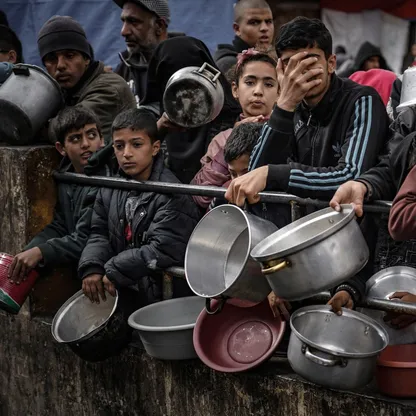 القصف والتفتيش ومحدودية المعابر.. عقبات أمام وصول المساعدات إلى غزة