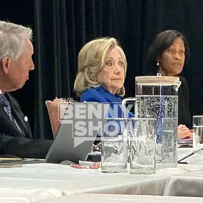 قضية إبستين.. صورة مسربة تُوقف مؤقتاً جلسة هيلاري كلينتون أمام لجنة الرقابة