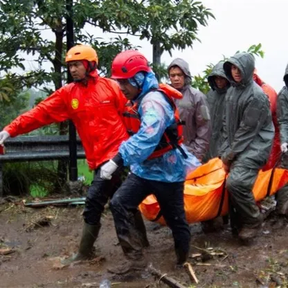 فيضانات إندونيسيا.. 61 وفاة و10 مفقودين وقطع الطرق وإجلاء 8 آلاف