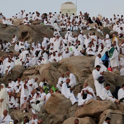 الحجاج على صعيد عرفات لأداء ركن الحج الأعظم