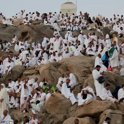 الحجاج على صعيد عرفات لأداء ركن الحج الأعظم