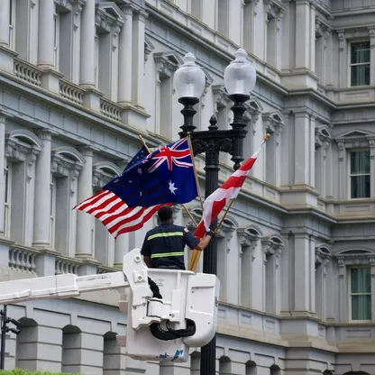 رفع أعلام أستراليا بدلاً من بريطانيا بالخطأ قبيل زيارة الملك تشارلز لواشنطن