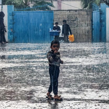 أمطار غزيرة وفيضانات محتملة.. الطقس السيئ يفاقم معاناة النازحين في غزة