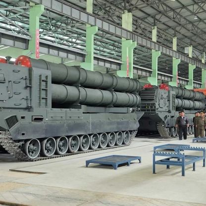 كوريا الشمالية تبدأ الإنتاج الضخم لصواريخ KN-25 بعيدة المدى