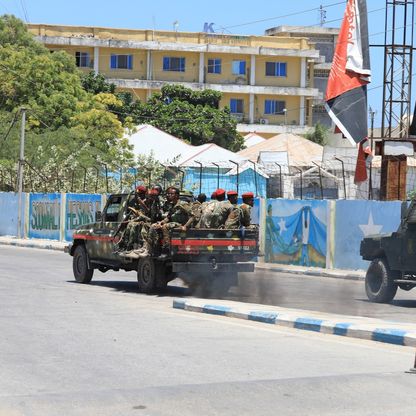 مقاتلون من حركة الشباب يهاجمون قاعدة عسكرية صومالية