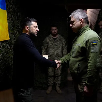 زيلينسكي يزور قواته على الجبهة.. والكرملين: سيضطر للتفاوض عاجلاً أم آجلاً