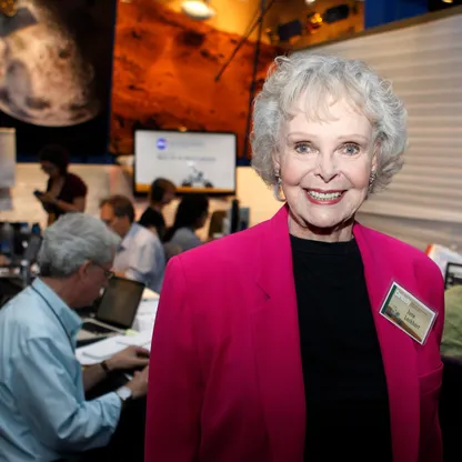 وفاة الممثلة الأميركية جون لوكهارت بطلة مسلسل Lost in Space عن 100 عام