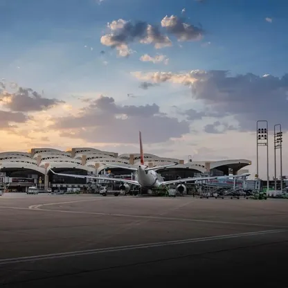 السعودية: استهداف مطار الملك خالد الدولي يوقف العمليات مؤقتاً