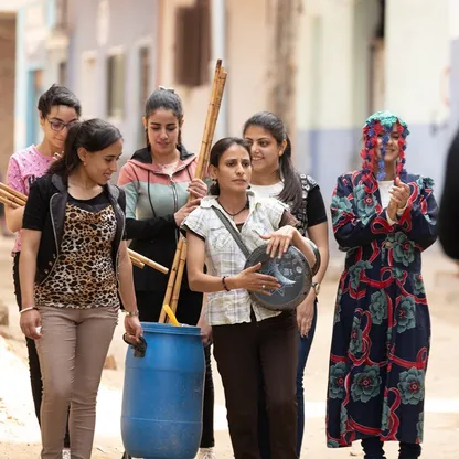 "رفعت عيني للسما".. عن التشبث بحافة الأحلام