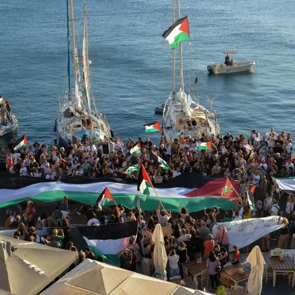 رغم التحذيرات الإسرائيلية.. "أسطول الصمود" يغادر اليونان ويتجه صوب غزة