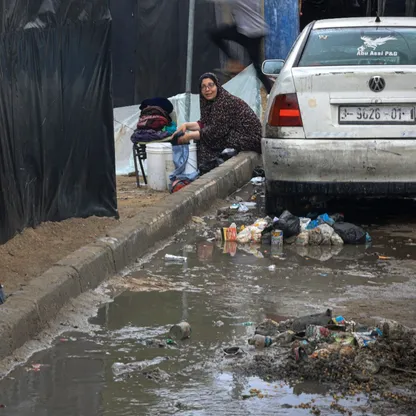 القصف والجوع والبرد.. "ثلاثية الموت" تتربص بسكان غزة
