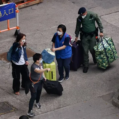 هونج كونج.. المتضررون من "حريق الأبراج" يعودون لاستعادة أمتعتهم