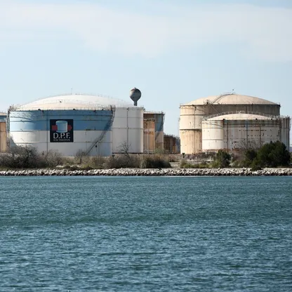 كم سيبلغ سعر النفط إذا طال إغلاق مضيق هرمز؟