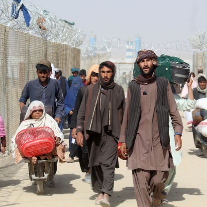 باكستان تهدد بطرد 1.73 مليون أفغاني.. وطالبان: "غير مقبول"