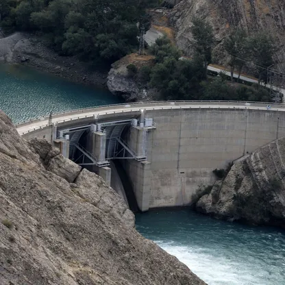 الرئيس الإيراني يطالب بترشيد استهلاك المياه: البلاد على شفا أزمة حادة