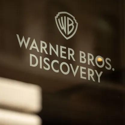 Warner Bros تُفكك اندماجها التاريخي: فصل أنشطة البث عن قنوات التليفزيون