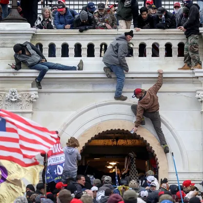 FBI يجبر مسؤولاً على التنحي إثر رفضه التعاون بشأن تحقيقات اقتحام الكابيتول