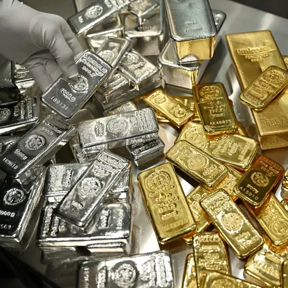 الذهب يتجه لأكبر تراجع يومي منذ 1983 والفضة نحو أسوأ أيامها