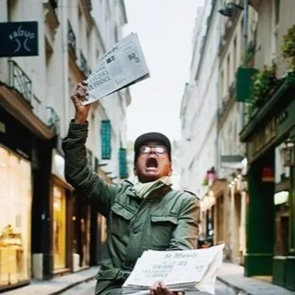 ماكرون يكرّم آخر بائع صحف متجول في باريس بوسام مرموق