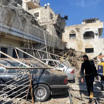 إسرائيل تقصف قاعدتين عسكريتين وسط سوريا.. وتُسقط ضحايا في غرب درعا