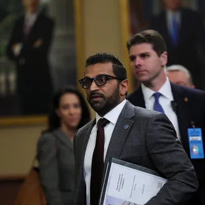 مدير FBI يقوم بزيارة غير معلنة للصين ويعقد محادثات بشأن تدفق الفنتانيل