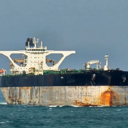 كيف ساعدت بريطانيا الولايات المتحدة في الاستيلاء على ناقلة نفط مرتبطة بروسيا؟