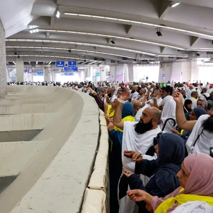 الحجاج يرمون "جمرة العقبة" في أول أيام عيد الأضحى