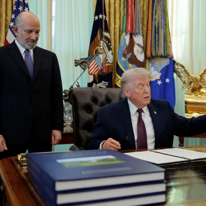 ترمب يوقع أمراً لفرض سيطرة فيدرالية على التصويت بالبريد.. وتوقعات بعقبات قانونية