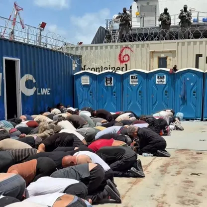 بحضور بن جفير.. إسرائيل تحتجز نشطاء "أسطول غزة" مقيدين على الأرض