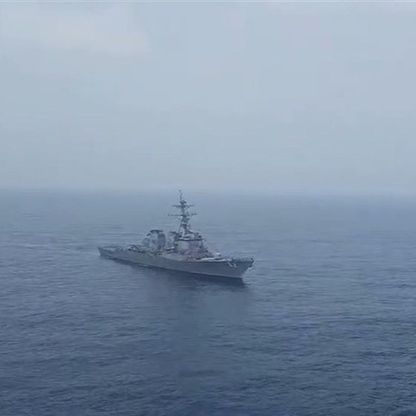 إيران: حذرنا مدمرة أميركية اقتربت من مياهنا.. وواشنطن تنفي