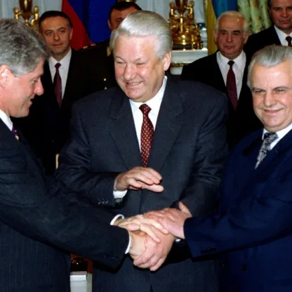 من كلينتون إلى ترمب.. مشهدان للضغط الأميركي على أوكرانيا